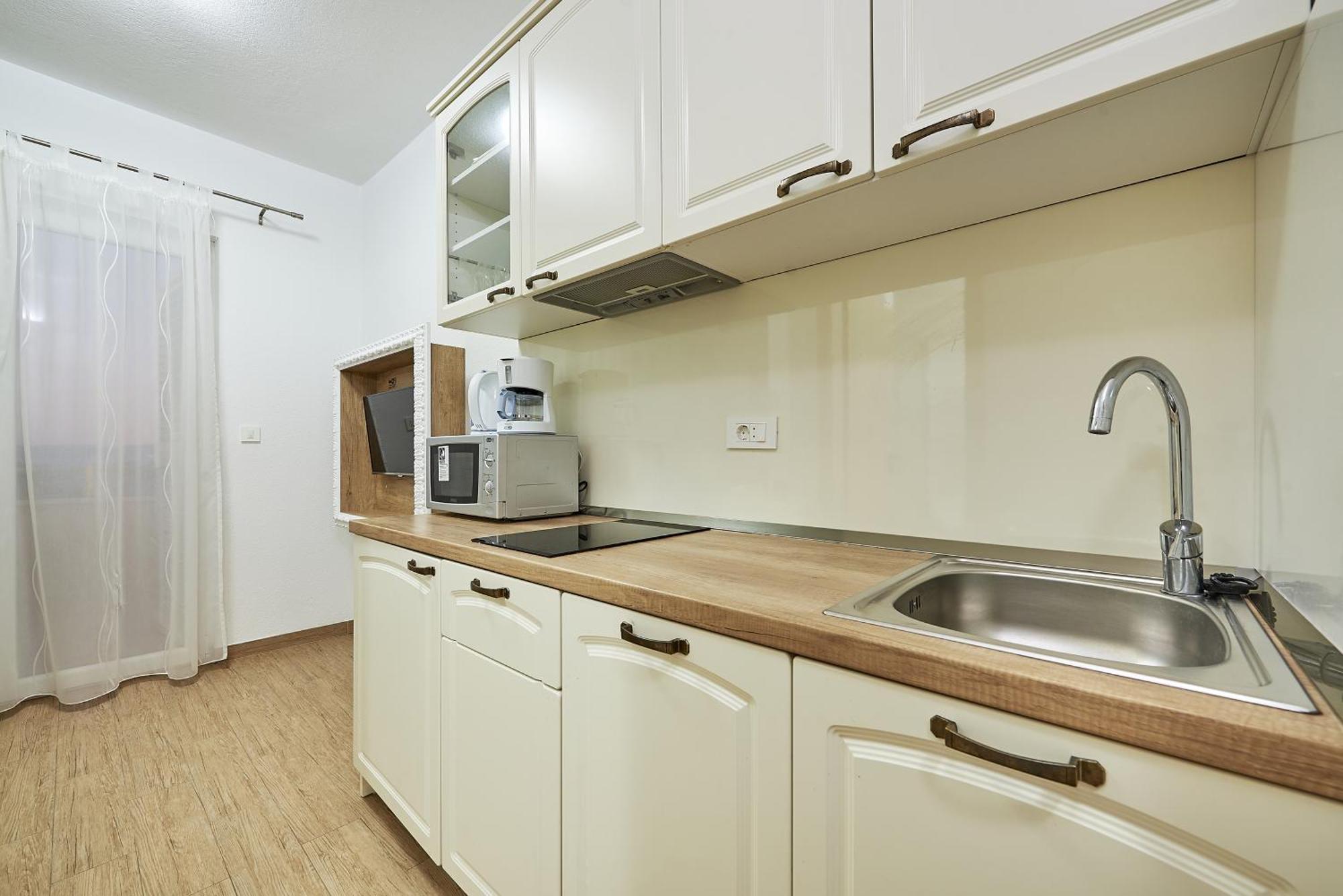 Apartments With A Parking Space Mavarstica, Ciovo - 17803 Trogir Bilik gambar